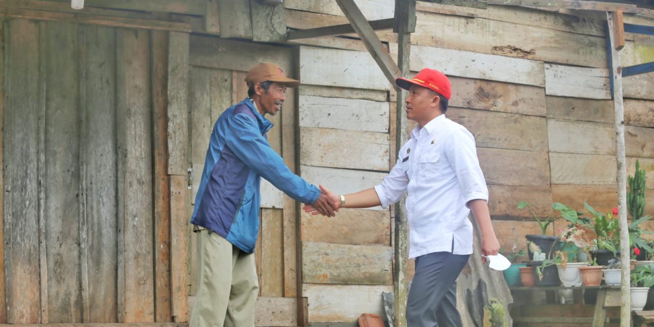 Bupati Lambar meninjau korban angin puting beliung sekaligus memberikan bantuan