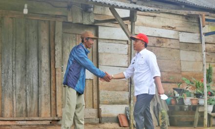 Bupati Lambar meninjau korban angin puting beliung sekaligus memberikan bantuan