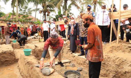 Bupati Lampung Barat Melakukan Peletakan Batu Pertama Di Kecamatan BNS