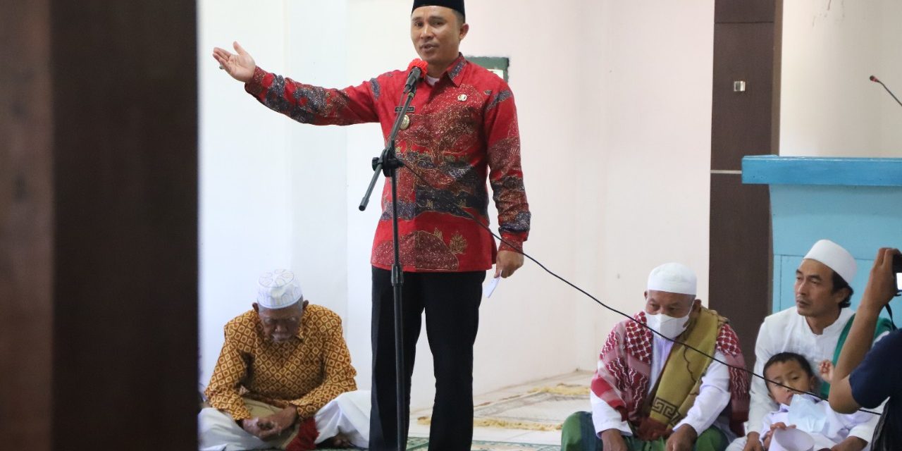 Implementasikan Program Peningkatan Iman dan Taqwa, Bupati Parosil Melakukan Safari Jum’at serta Menyerahkan Bantuan