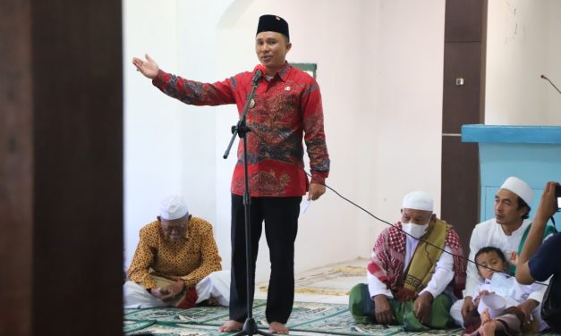 Implementasikan Program Peningkatan Iman dan Taqwa, Bupati Parosil Melakukan Safari Jum’at serta Menyerahkan Bantuan
