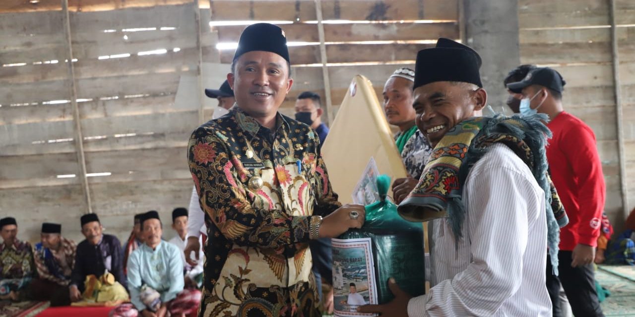 Lakukan Safari Jum’at Bupati Parosil Menyerahkan Bantuan