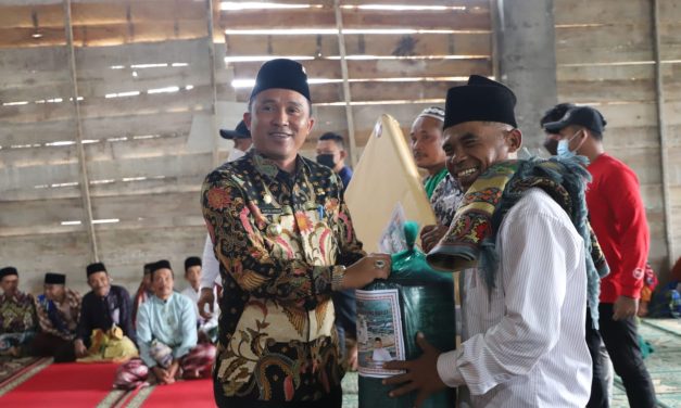 Lakukan Safari Jum’at Bupati Parosil Menyerahkan Bantuan