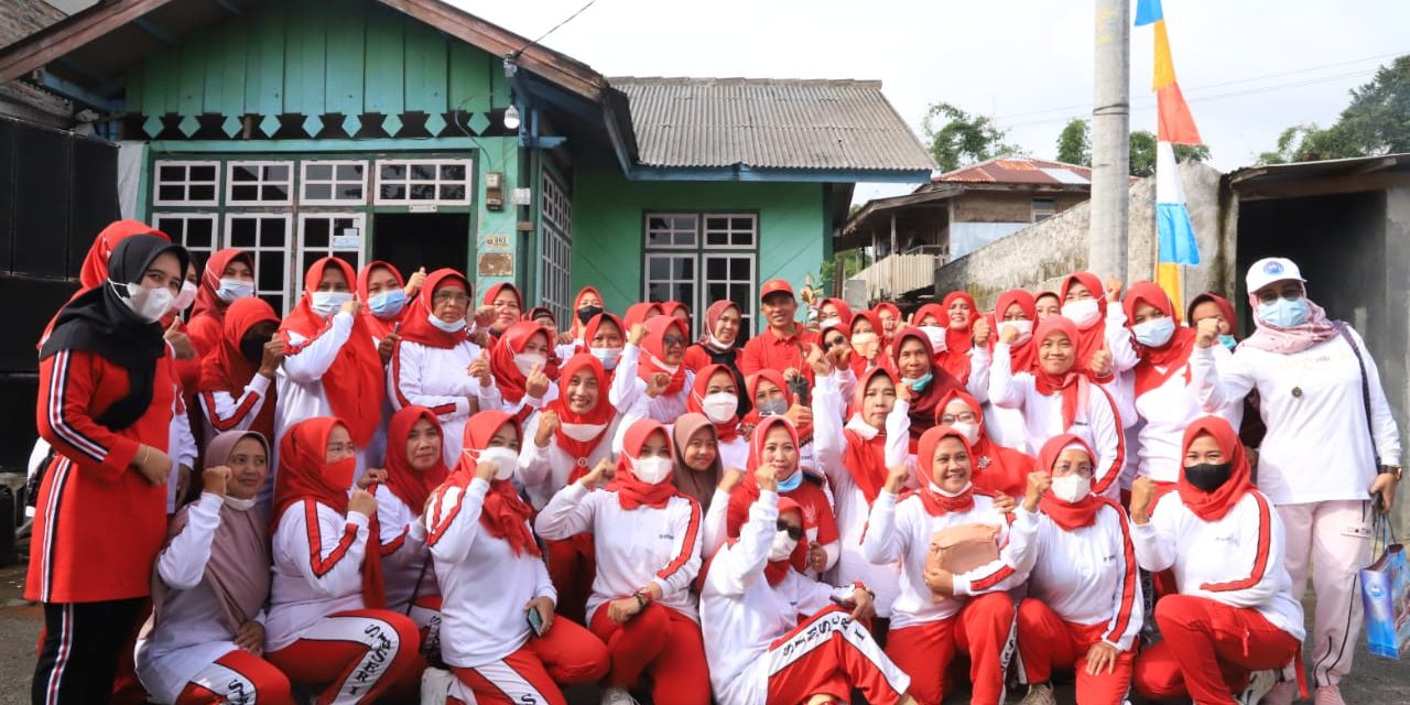 Bupati dan Ketua TP-PKK Lampung Barat Melakukan Senam Bersama Masyarkat