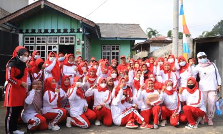 Bupati dan Ketua TP-PKK Lampung Barat Melakukan Senam Bersama Masyarkat