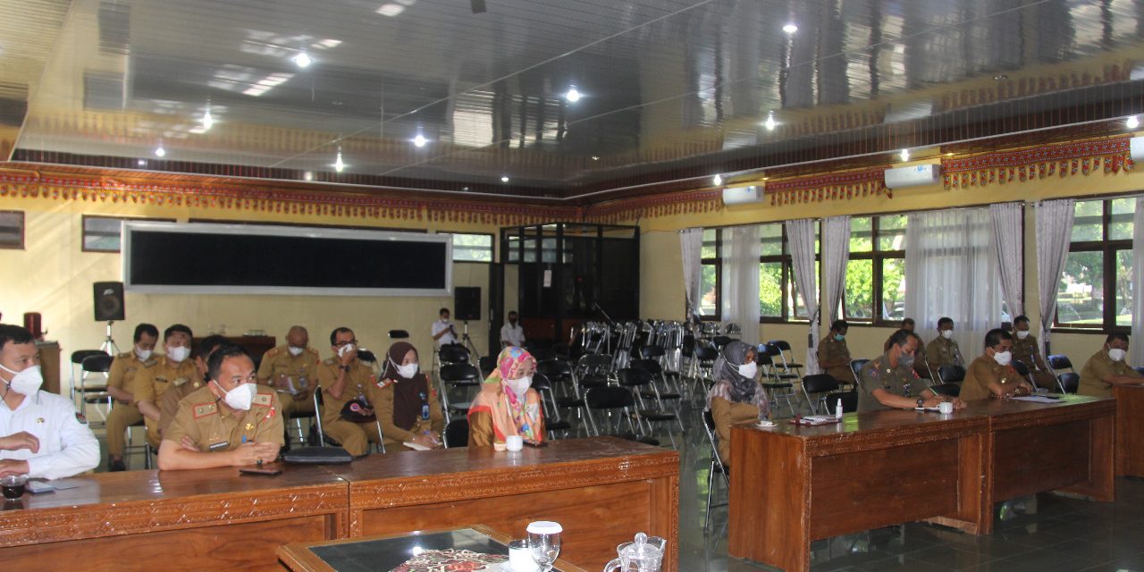 Pemkab Lambar Ngupi Bebakhong sambil bahas Penanganan COVID-19 Varian Omicron.