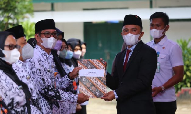 Bupati Parosil Lantik 63 Kepala Sekolah Di Lambar