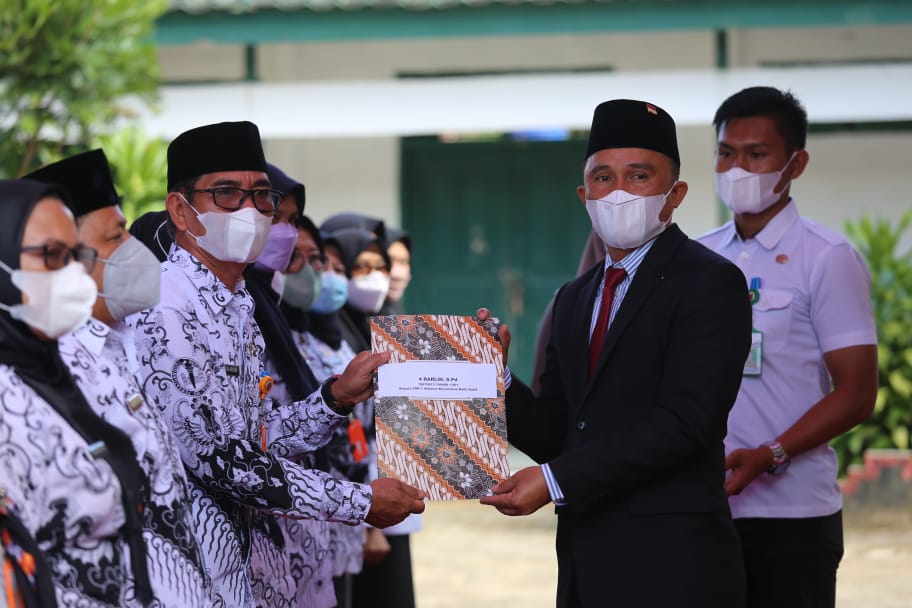 Bupati Parosil Lantik 63 Kepala Sekolah Di Lambar