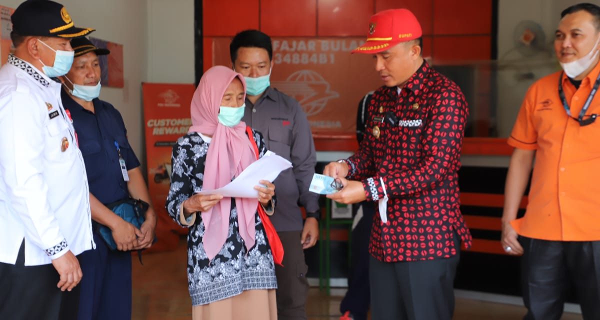 Bupati Parosil Meninjau dan Menyerahkan Penyaluran Bansos BPNT