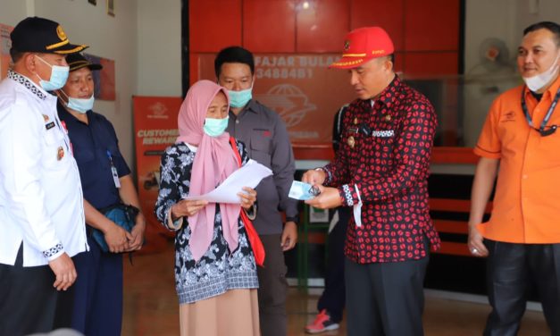 Bupati Parosil Meninjau dan Menyerahkan Penyaluran Bansos BPNT