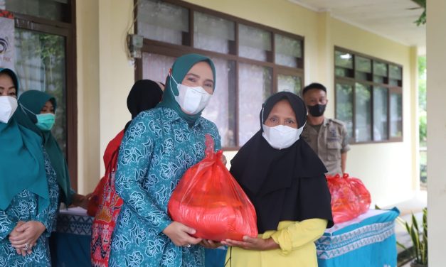 Ketua TP-PKK Partinia Parosil Melaksanakan Program Siger Untuk Kesejahteraan Masyarakat