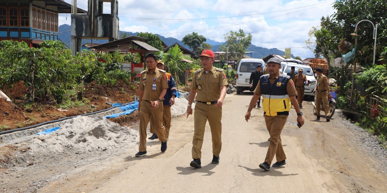 Bupati Parosil Meninjau pembangunan jalan penghubung kecamatan Air Hitam dan Gedung Surian
