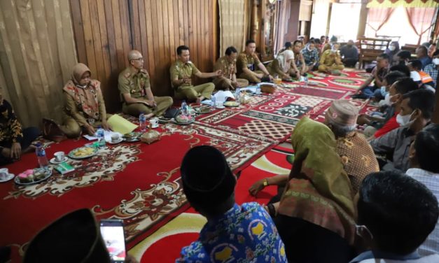 Bupati Lambar Lakukan Rapat Membahas Status Lahan Kawasan Hutan Lindung