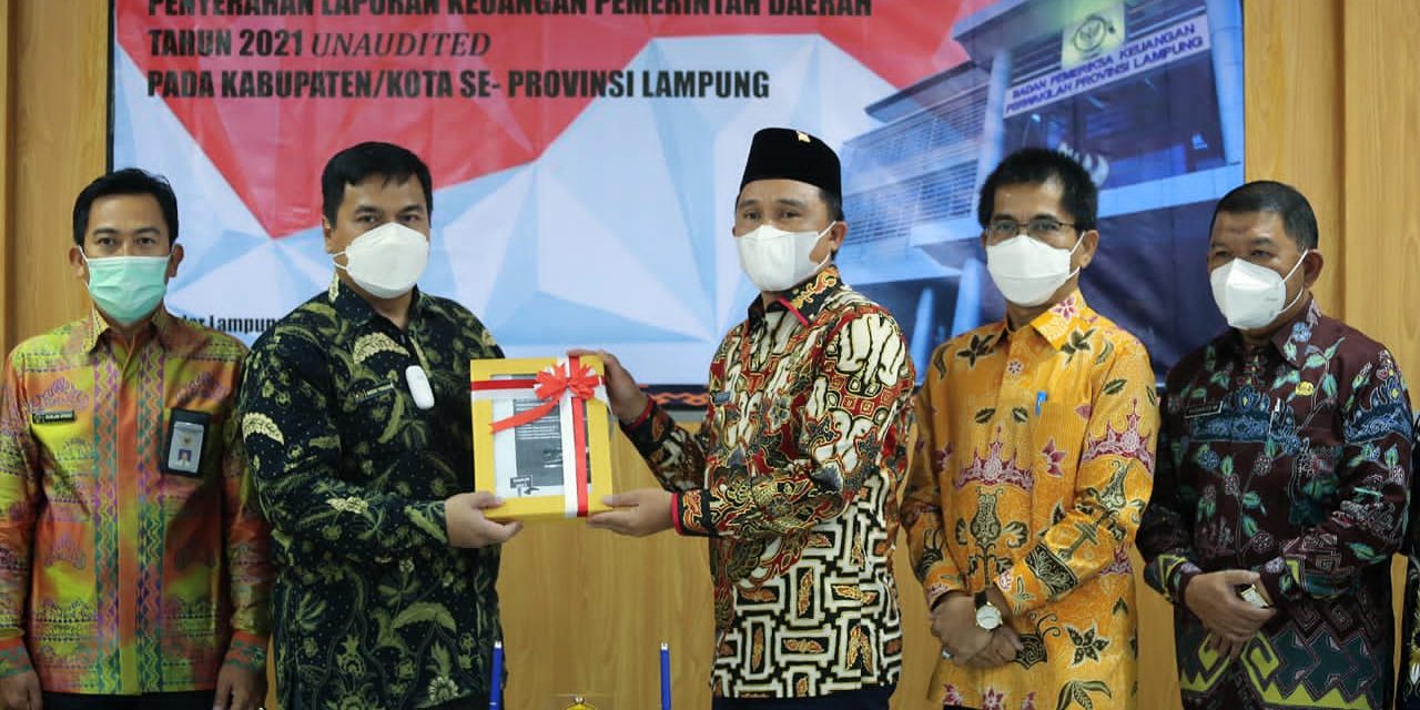 Bupati Parosil Menyerahkan LKPD Unaudited Tahun Anggaran 2021