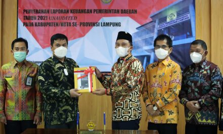Bupati Parosil Menyerahkan LKPD Unaudited Tahun Anggaran 2021