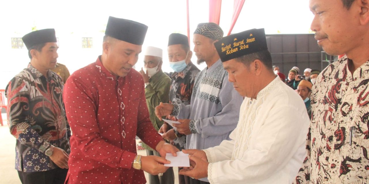 Sebagai implementasi program ketujuh, Bupati Parosil membagikan insentif guru ngaji, marbot dan imam masjid