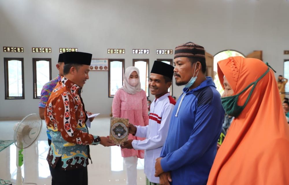 Bupati Parosil Menyerahkan Bantuan Kepada 278 mustahik