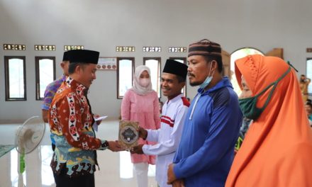 Bupati Parosil Menyerahkan Bantuan Kepada 278 mustahik