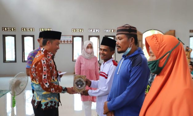 Bupati Parosil Menyerahkan Bantuan Kepada 278 mustahik