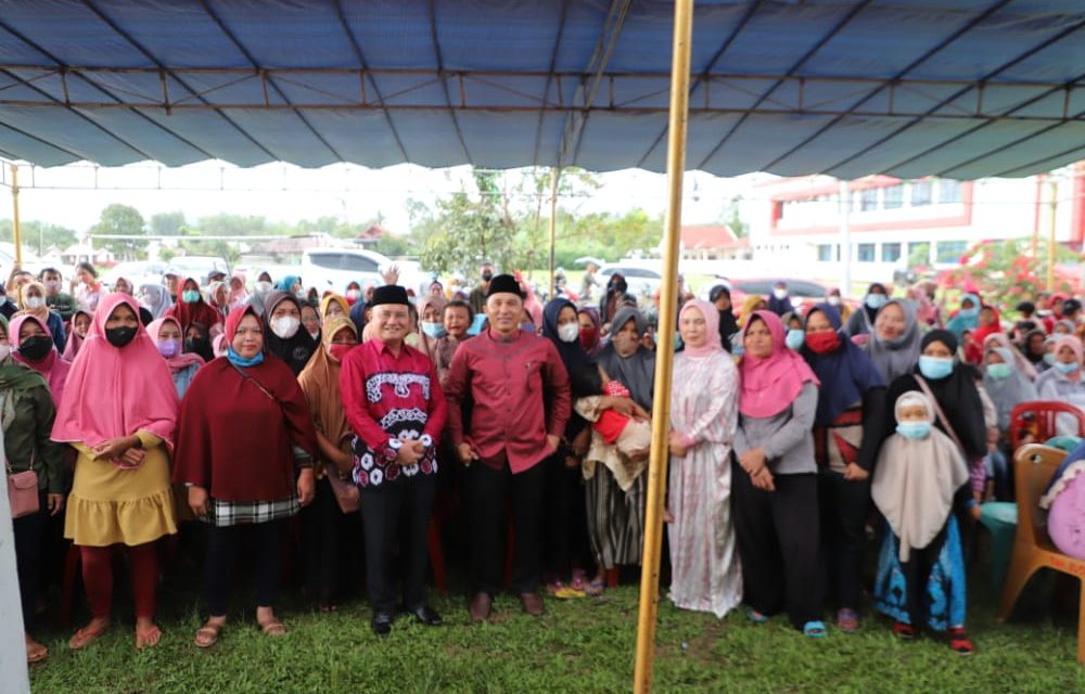 Bupati dan Wakil Bupati Lampung Barat Bagikan 600 Paket Sembako Tebus Murah