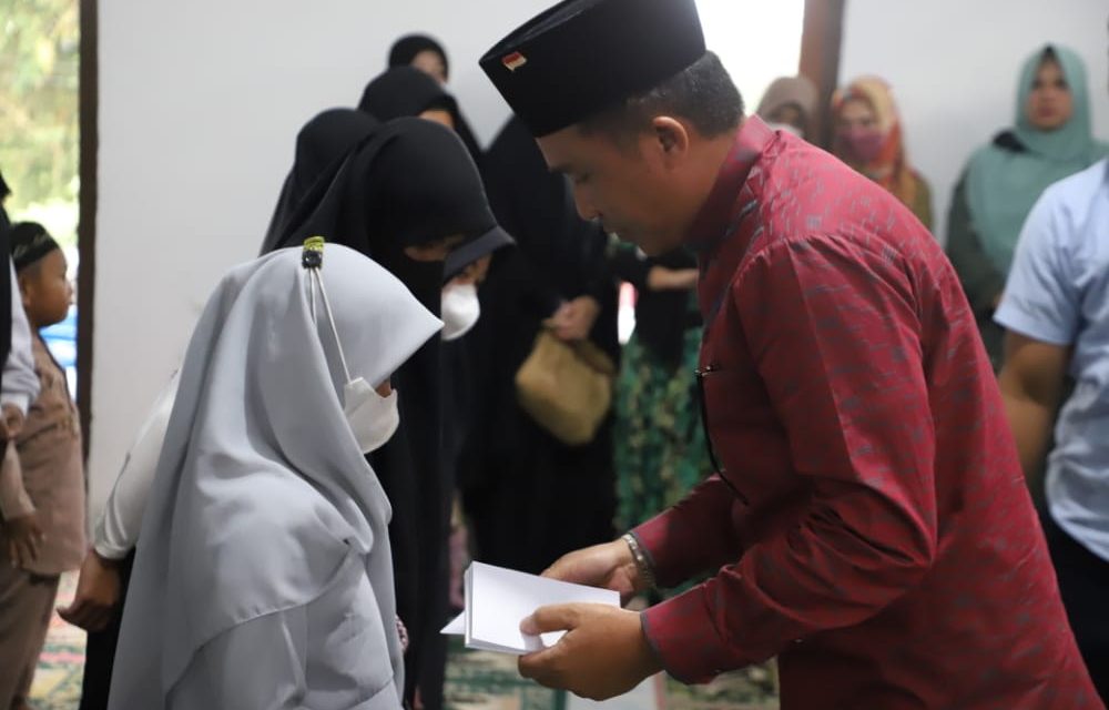 Bupati dan Wakil Bupati Lampung Barat Menyerahkan Bantuan di Safari Ramadhan