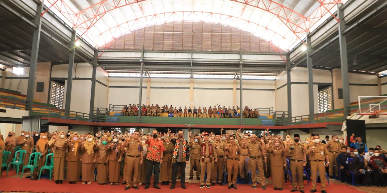 Bupati Lampung Barat Membuka Resmi Seminar Administrasi untuk Meningkatkan Mutu Pendidikan.