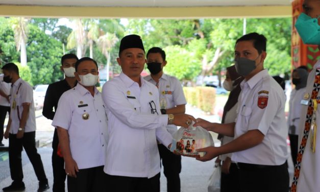 Pemkab Lambar salurkan ribuan paket sembako untuk ASN, THLS dan Masyarakat Pra sejahtera