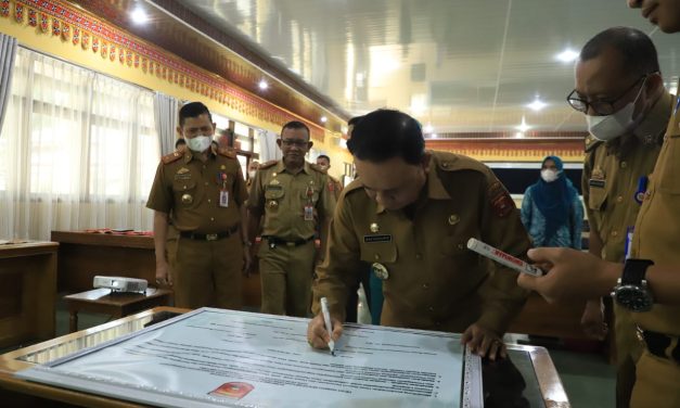 Wabup Mad Hasnurin Hadiri Launching dan Penandatanganan Komitmen Bersama