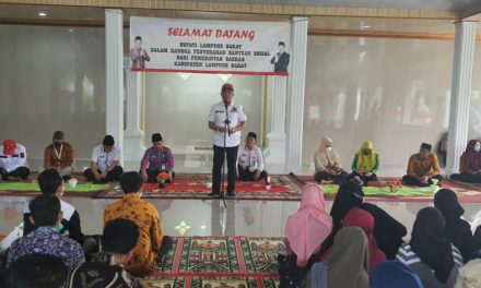 Bupati Parosil serahkan bantuan paket sembako untuk guru honorer madrasah