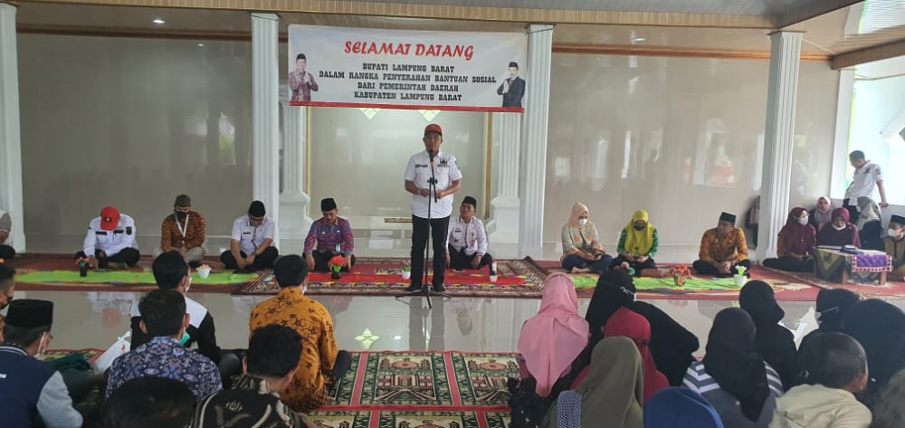 Bupati Parosil serahkan bantuan paket sembako untuk guru honorer madrasah