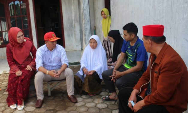 Bupati Lambar Lakukan Peninjauan Rumah Warga yang Mengalami Musibah Kebakaran