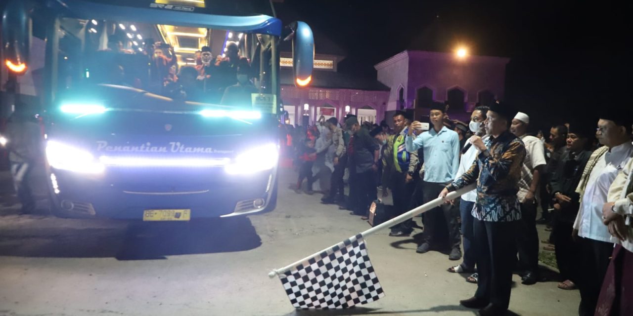 Ditandai Pengibaran Bendera, Bupati Parosil Melepas 138 Jamaah Umrah