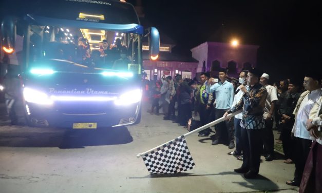 Ditandai Pengibaran Bendera, Bupati Parosil Melepas 138 Jamaah Umrah