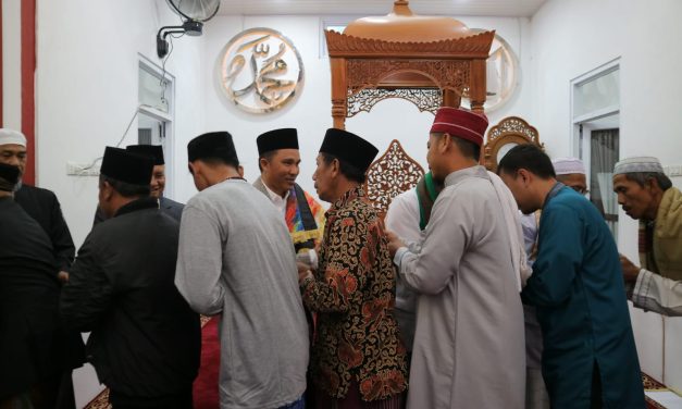 Bupati dan Wabup Lambar laksanakan Shalat Idul Fitri di salah satu icon kota Liwa
