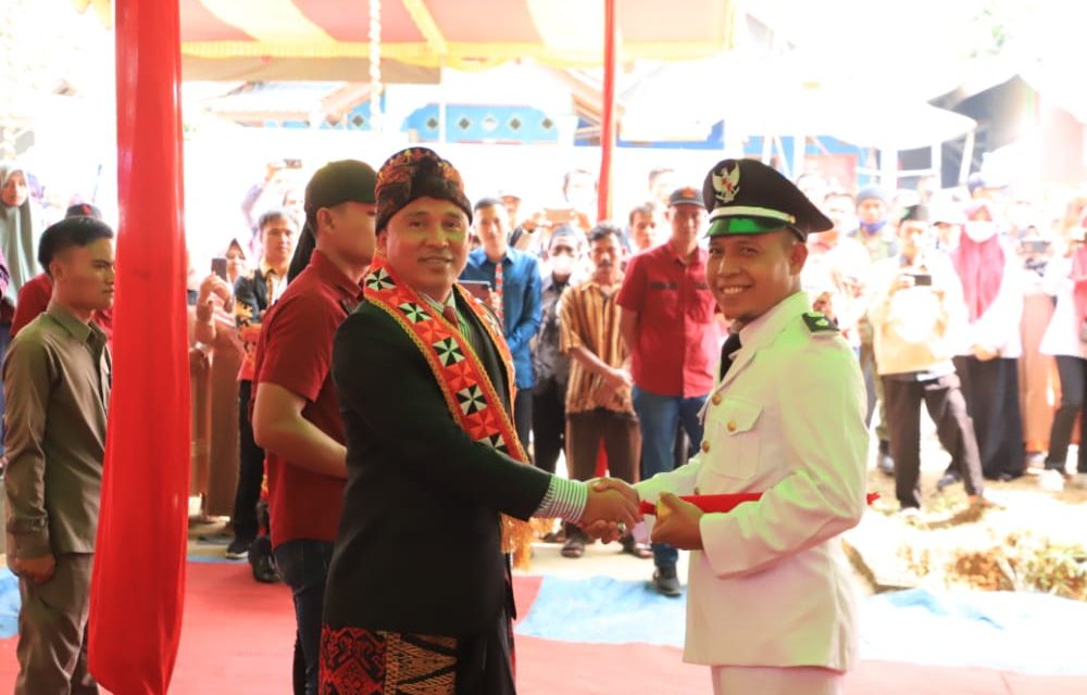 Bupati Parosil Melantik Peratin Di Kecamatan Air Hitam dan Gedung Surian.