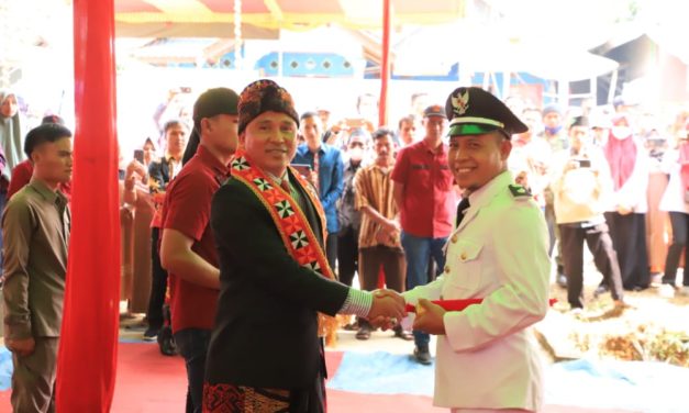 Bupati Parosil Melantik Peratin Di Kecamatan Air Hitam dan Gedung Surian.