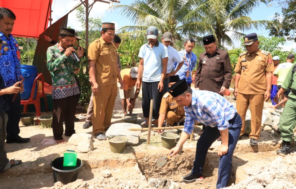 Bupati Lampung Barat Melakukan Peletakan Batu Pertama Masjid Di Kecamatan BNS.
