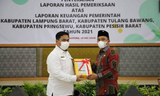 Bupati Lampung Barat Melakukan Penyerahan LKPD Tahun 2021 Kepada BPK RI Provinsi Lampung