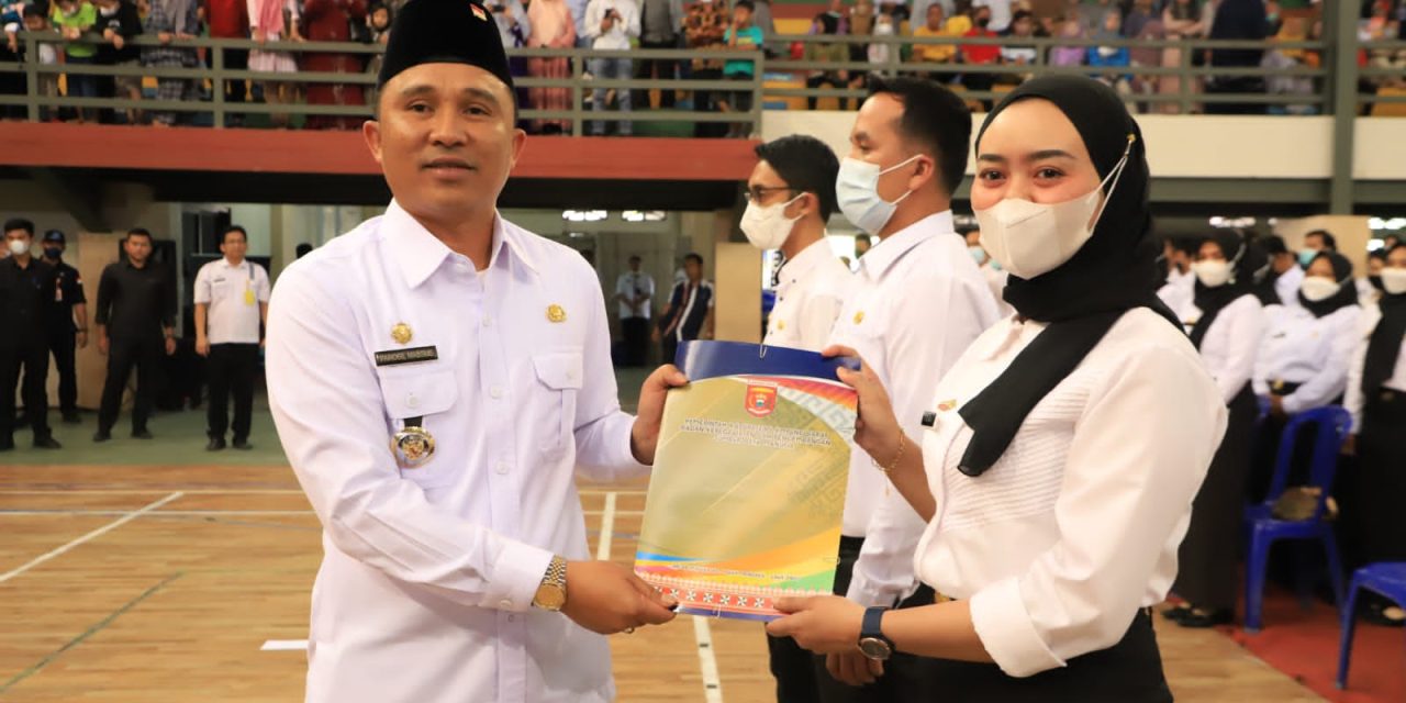 Bupati Parosil Menyerahkan SK terhadap 151 CPNS dan 502 PPPK