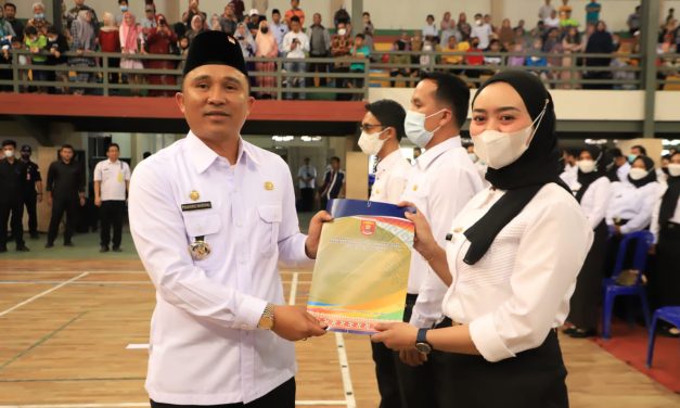 Bupati Parosil Menyerahkan SK terhadap 151 CPNS dan 502 PPPK