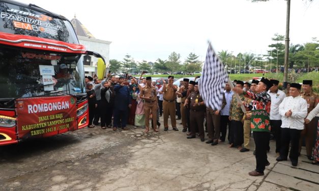 Bupati Parosil Resmi Melepas Jama’ah Calon Haji Kabupaten Lampung Barat