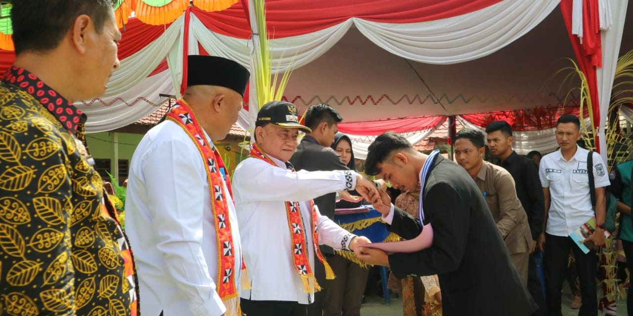 Mad Hasnurin Hadiri Pelepasan Siswa-siswi SMP Kecamatan Suoh dan Bandar Negeri Suoh