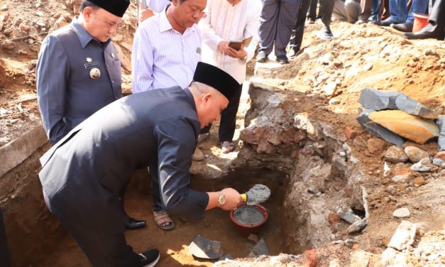 Parosil Mabsus Meletakkan Batu Pertama Pembangunan Masjid.