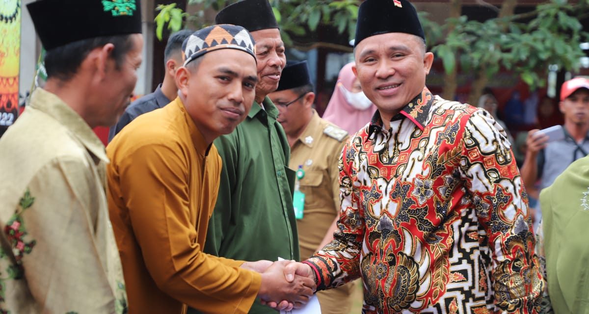 Hadiri Pengajian, Bupati Parosil Menyerahkan Bantuan