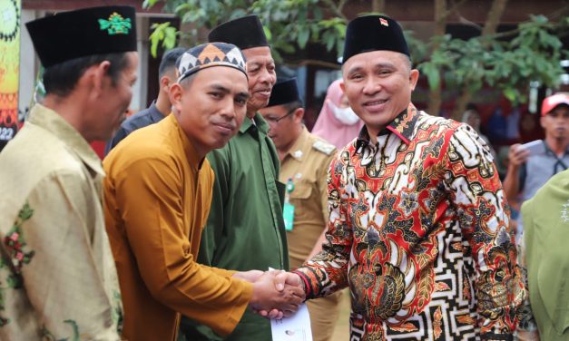 Hadiri Pengajian, Bupati Parosil Menyerahkan Bantuan