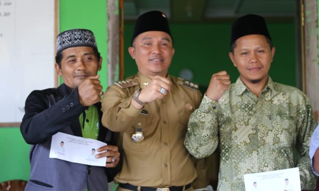 Bupati Parosil Membagikan Insentif Guru Ngaji, Marbot dan Imam Masjid untuk Dua Kecamatan