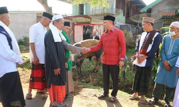 Usai Laksanakan Sholat Idul Adha 1443 Hijriyah, Bupati Parosil Menyerahkan Hewan Kurban