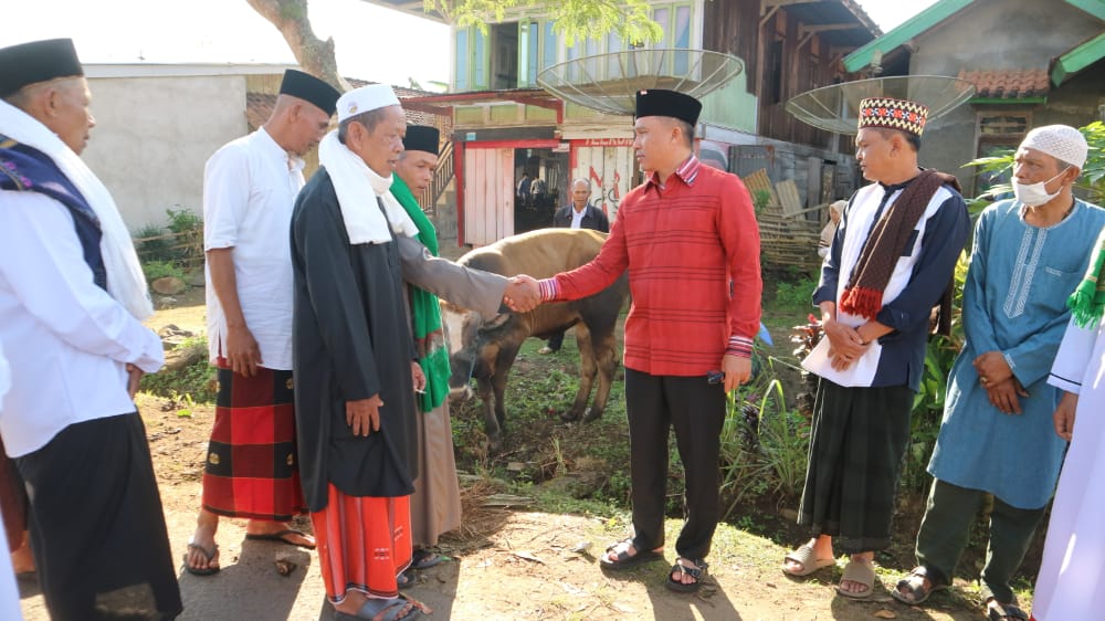 Usai Laksanakan Sholat Idul Adha 1443 Hijriyah, Bupati Parosil Menyerahkan Hewan Kurban