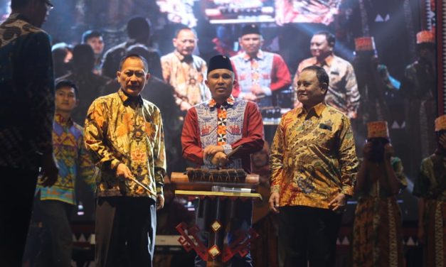 Ditandai Pemukulan Gamolan Pekhing, Bupati Parosil Secara Resmi Menutup KEN Festival Sekala Bekhak Ke-8