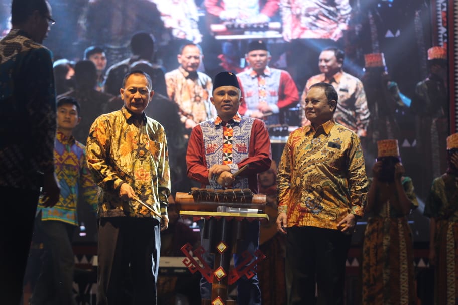 Ditandai Pemukulan Gamolan Pekhing, Bupati Parosil Secara Resmi Menutup KEN Festival Sekala Bekhak Ke-8